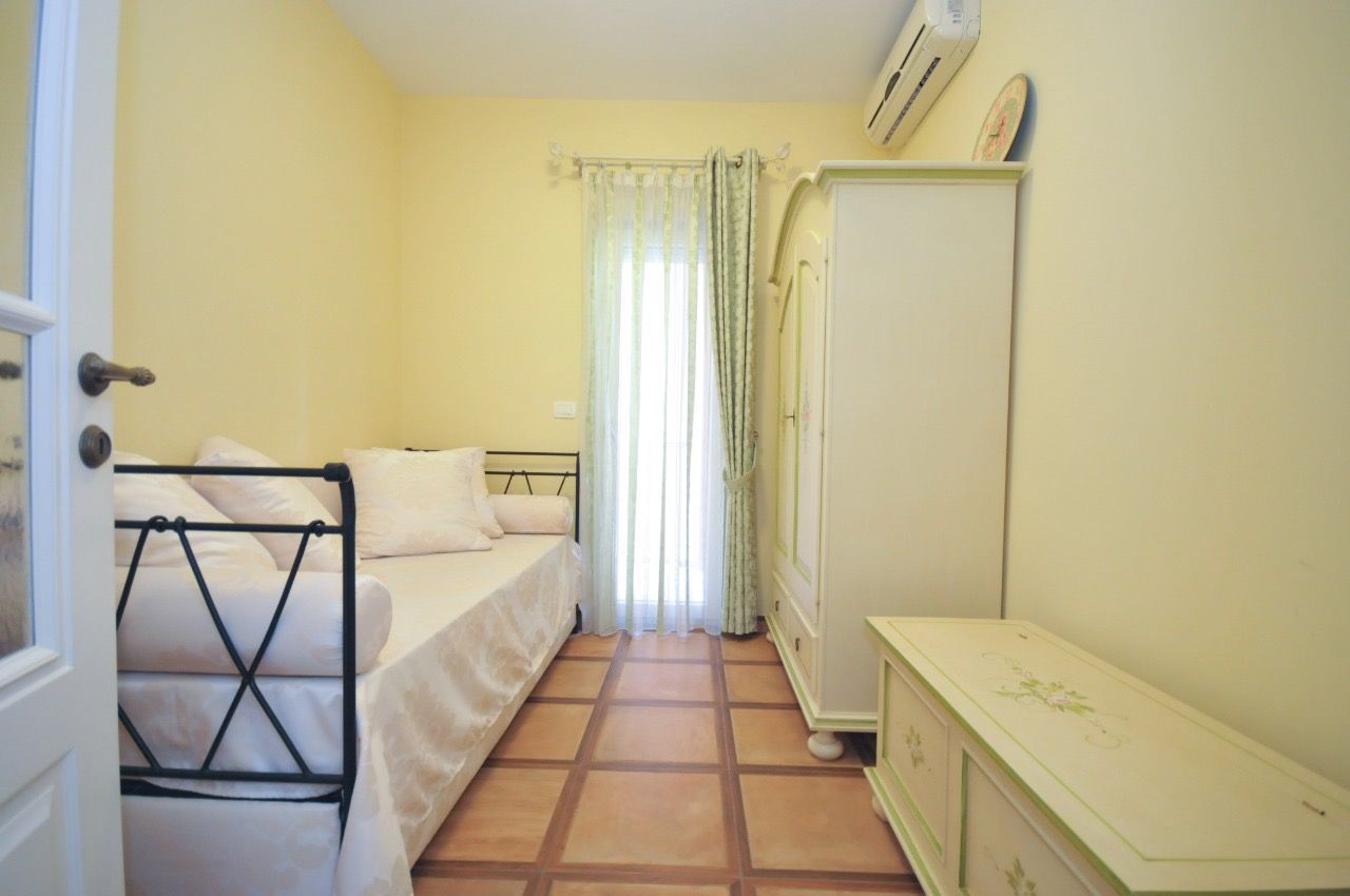 Dvosoban stan 64m2 sa parking mestom u centru Budve. (IZDAVANJE NA DUZI PERIOD) - Amfora Real Estate