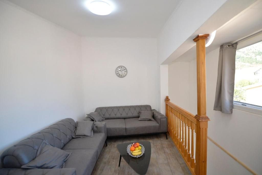 Opremljena kuća 100 m² sa parking mestom – Skalari, Kotor (izdavanje na duži period) - Amfora Real Estate