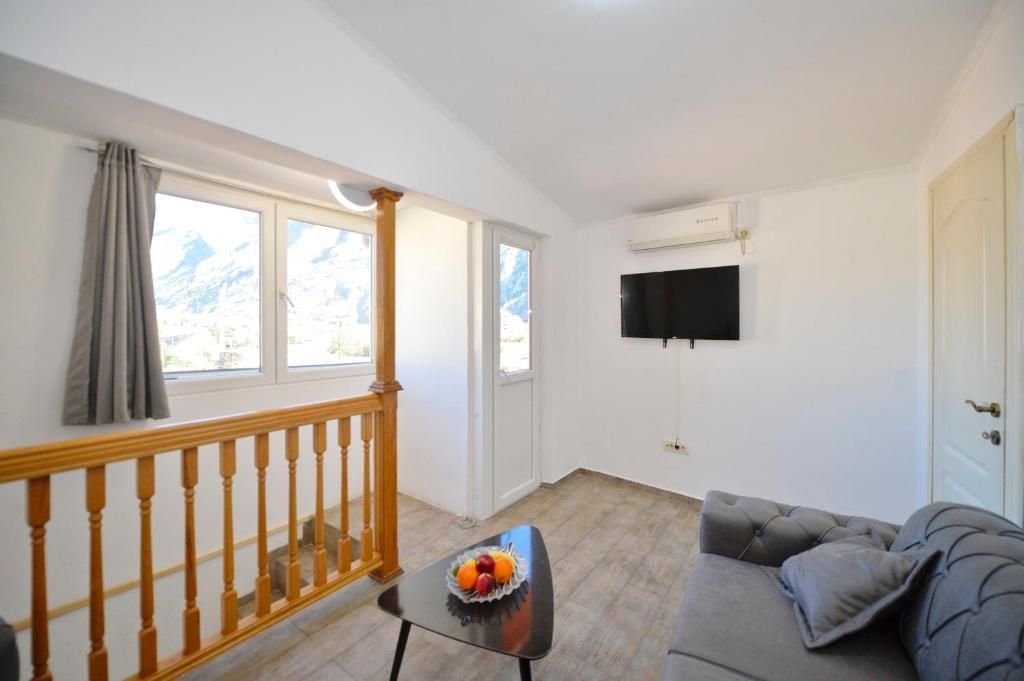 Opremljena kuća 100 m² sa parking mestom – Skalari, Kotor (izdavanje na duži period) - Amfora Real Estate