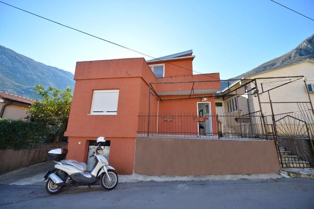 Opremljena kuća 100 m² sa parking mestom – Skalari, Kotor (izdavanje na duži period) - Amfora Real Estate