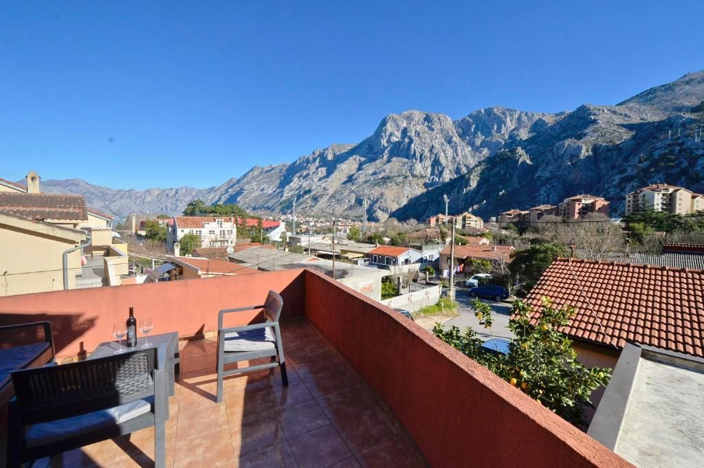 Opremljena kuća 100 m² sa parking mestom – Skalari, Kotor (izdavanje na duži period) - Amfora Real Estate