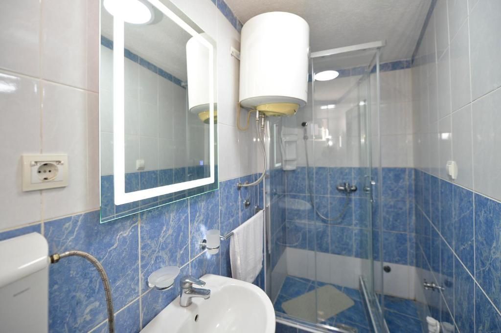 Opremljena kuća 100 m² sa parking mestom – Skalari, Kotor (izdavanje na duži period) - Amfora Real Estate