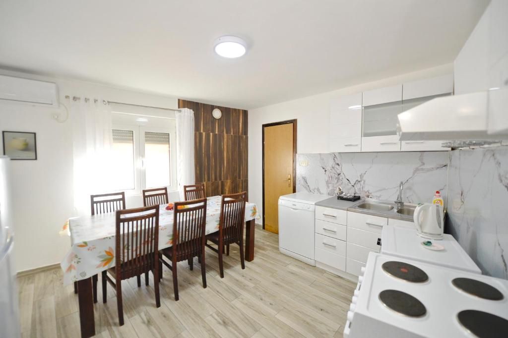 Opremljena kuća 100 m² sa parking mestom – Skalari, Kotor (izdavanje na duži period) - Amfora Real Estate