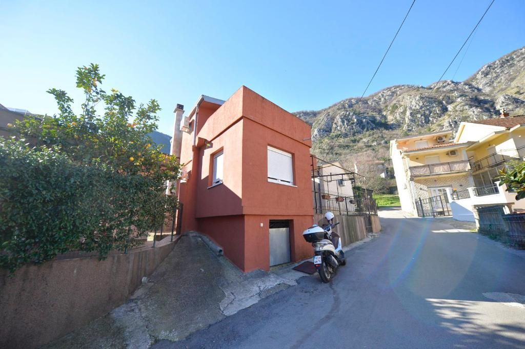 Opremljena kuća 100 m² sa parking mestom – Skalari, Kotor (izdavanje na duži period) - Amfora Real Estate