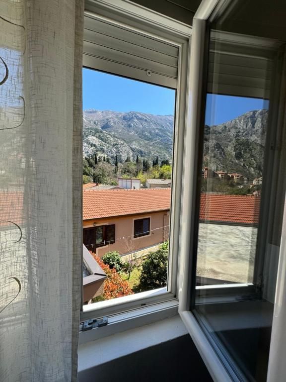 Opremljena kuća 100 m² sa parking mestom – Skalari, Kotor (izdavanje na duži period) - Amfora Real Estate