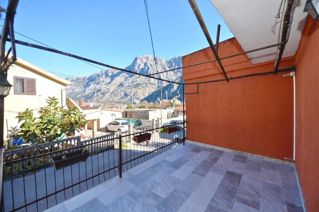 Opremljena kuća 100 m² sa parking mestom – Skalari, Kotor (izdavanje na duži period) - Amfora Real Estate