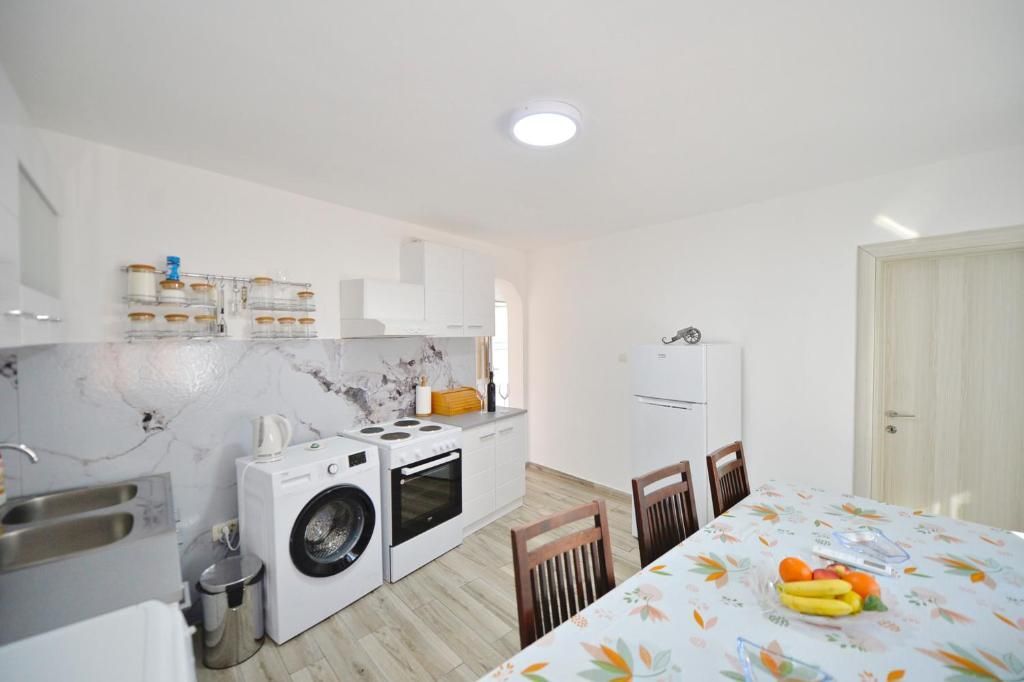 Opremljena kuća 100 m² sa parking mestom – Skalari, Kotor (izdavanje na duži period) - Amfora Real Estate