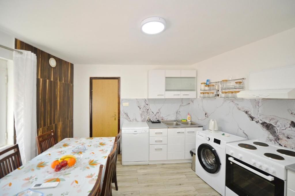 Opremljena kuća 100 m² sa parking mestom – Skalari, Kotor (izdavanje na duži period) - Amfora Real Estate