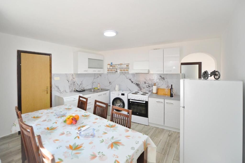 Opremljena kuća 100 m² sa parking mestom – Skalari, Kotor (izdavanje na duži period) - Amfora Real Estate