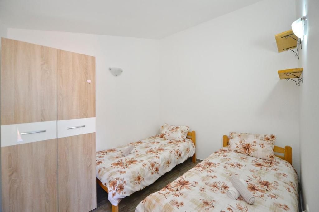 Opremljena kuća 100 m² sa parking mestom – Skalari, Kotor (izdavanje na duži period) - Amfora Real Estate