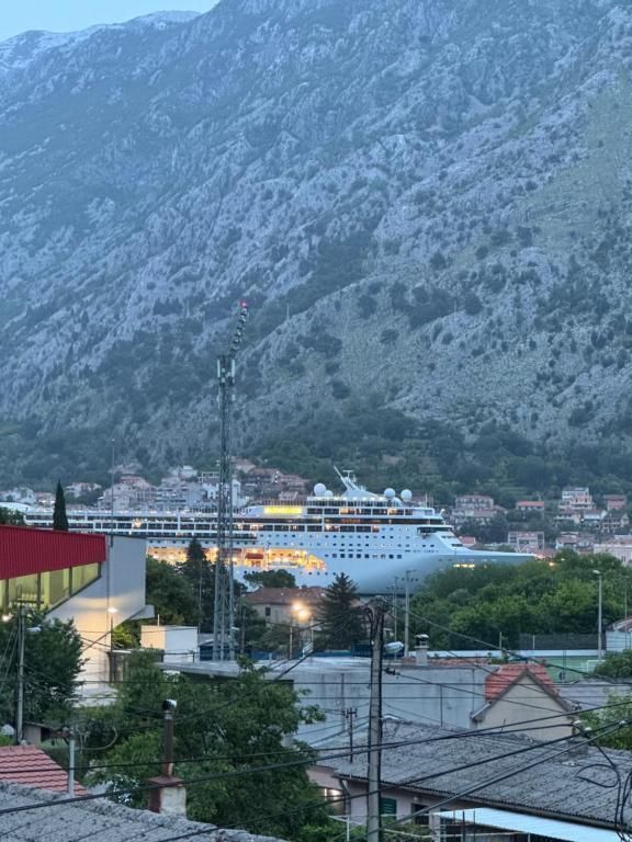 Opremljena kuća 100 m² sa parking mestom – Skalari, Kotor (izdavanje na duži period) - Amfora Real Estate