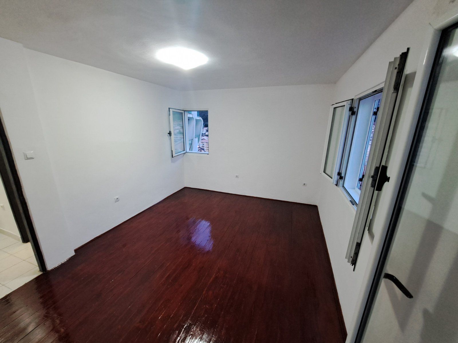 amforaproperty.com/Dvosoban stan 68m2 sa pogledom na more i grad,Budva,Babin Do