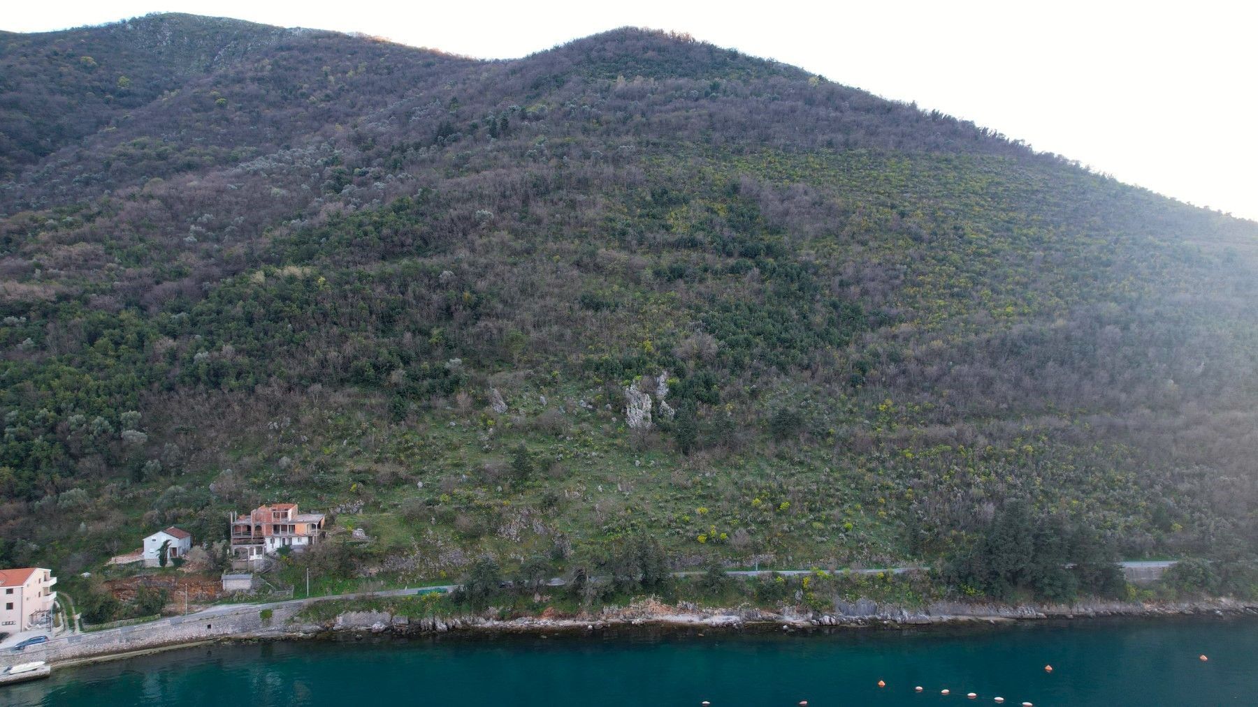 amforaproperty.com/Neurbanizovan plac 19.000m2 na prvoj liniji mora,Stoliv, opština Kotor