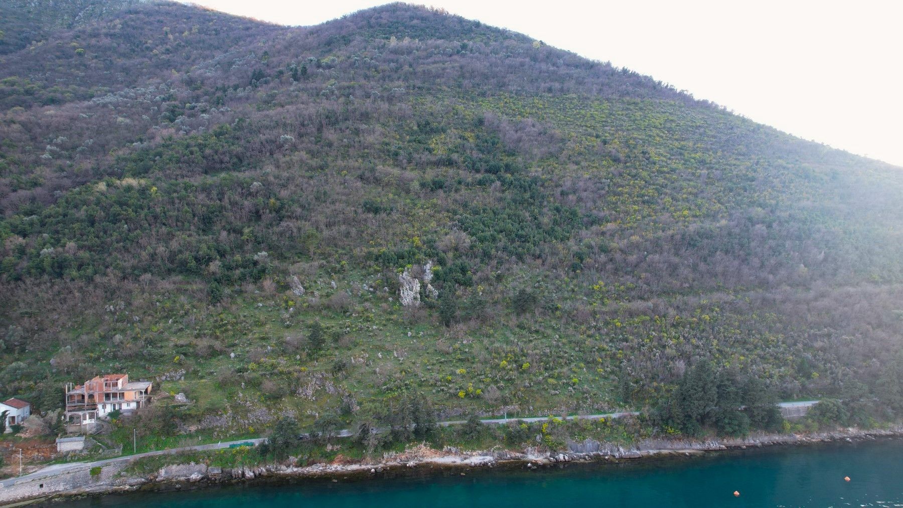 amforaproperty.com/Neurbanizovan plac 19.000m2 na prvoj liniji mora,Stoliv, opština Kotor