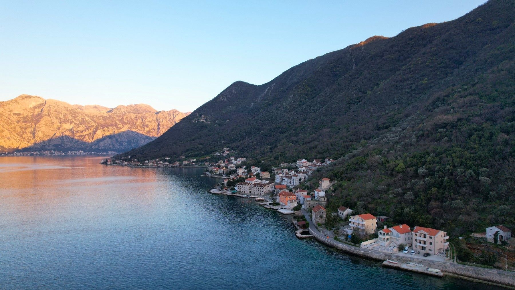 amforaproperty.com/Neurbanizovan plac 19.000m2 na prvoj liniji mora,Stoliv, opština Kotor