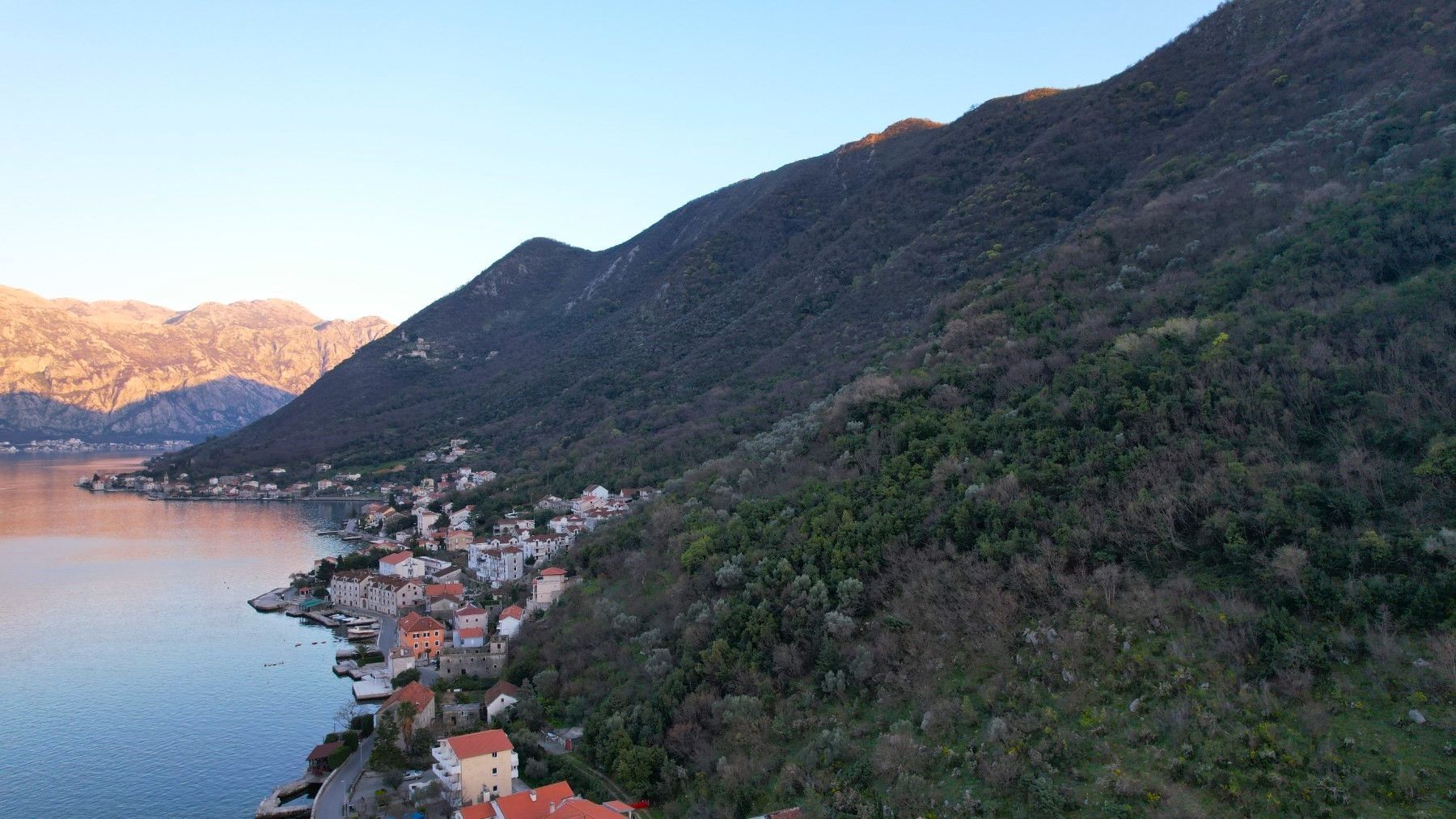 amforaproperty.com/Neurbanizovan plac 19.000m2 na prvoj liniji mora,Stoliv, opština Kotor