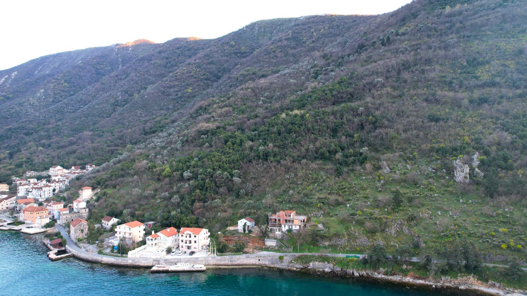 amforaproperty.com/Neurbanizovan plac 19.000m2 na prvoj liniji mora,Stoliv, opština Kotor