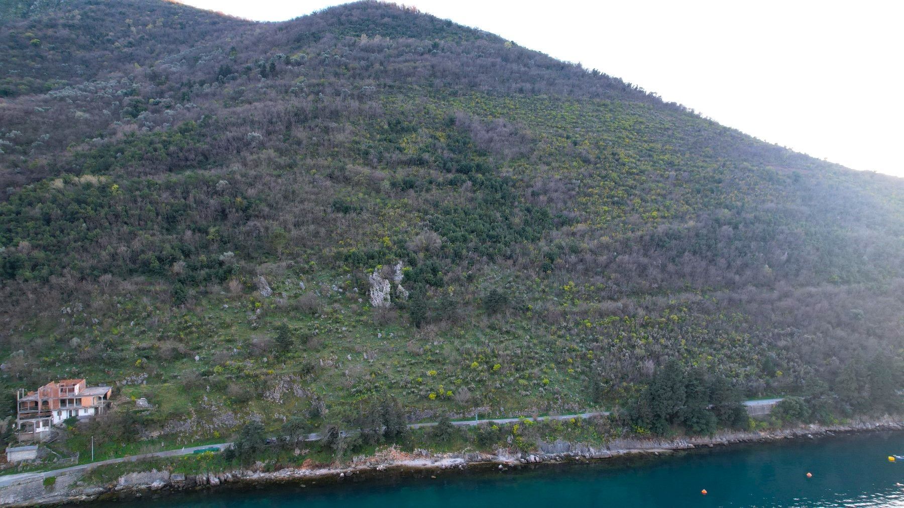 amforaproperty.com/Neurbanizovan plac 19.000m2 na prvoj liniji mora,Stoliv, opština Kotor