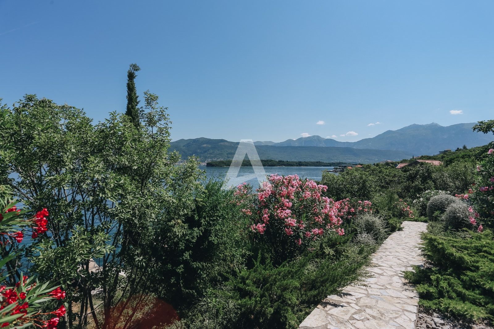 amforaproperty.com/Ekskluzivna luksuzna vila na prvoj liniji mora u Krtole, Tivat