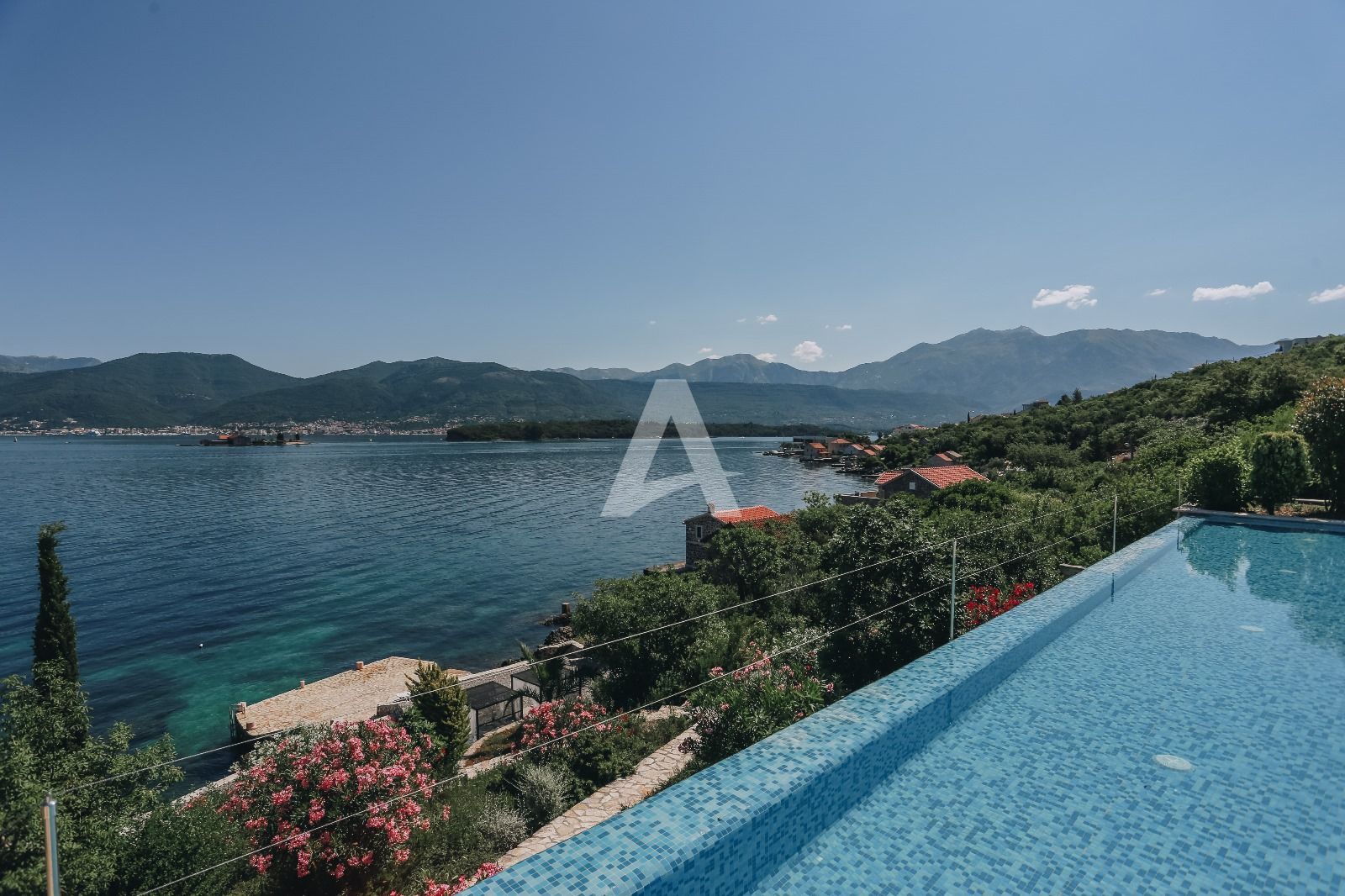amforaproperty.com/Ekskluzivna luksuzna vila na prvoj liniji mora u Krtole, Tivat