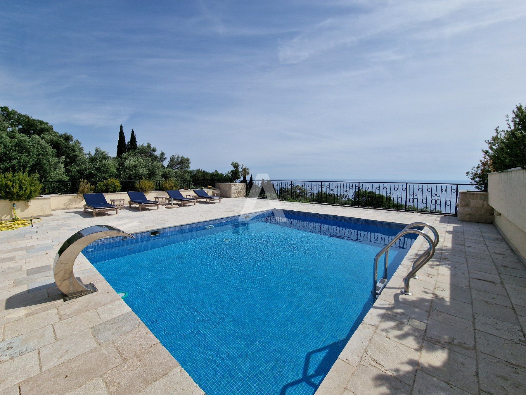 amforaproperty.com/Luksuzna vila sa bazenom i panoramskim pogledom na more,Rezevici-Budva (NA DUZI PERIOD)