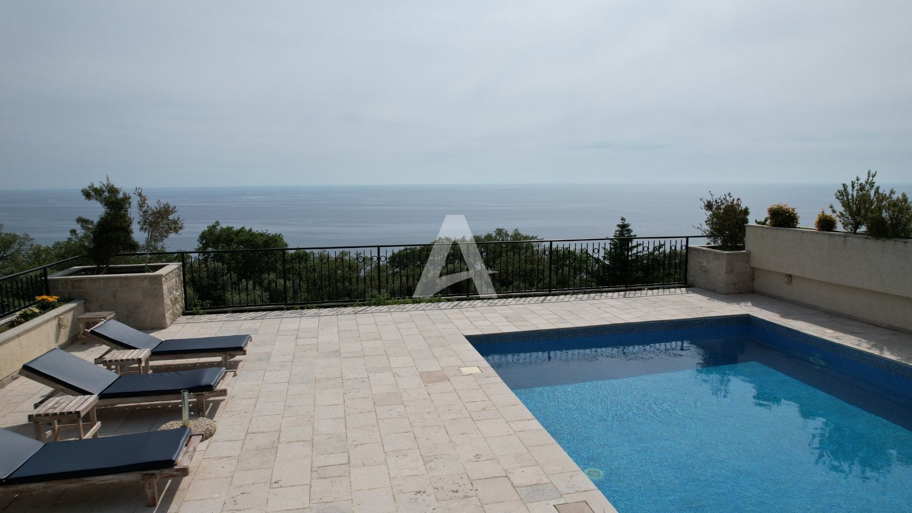 amforaproperty.com/Luksuzna vila sa bazenom i panoramskim pogledom na more,Rezevici-Budva (NA DUZI PERIOD)