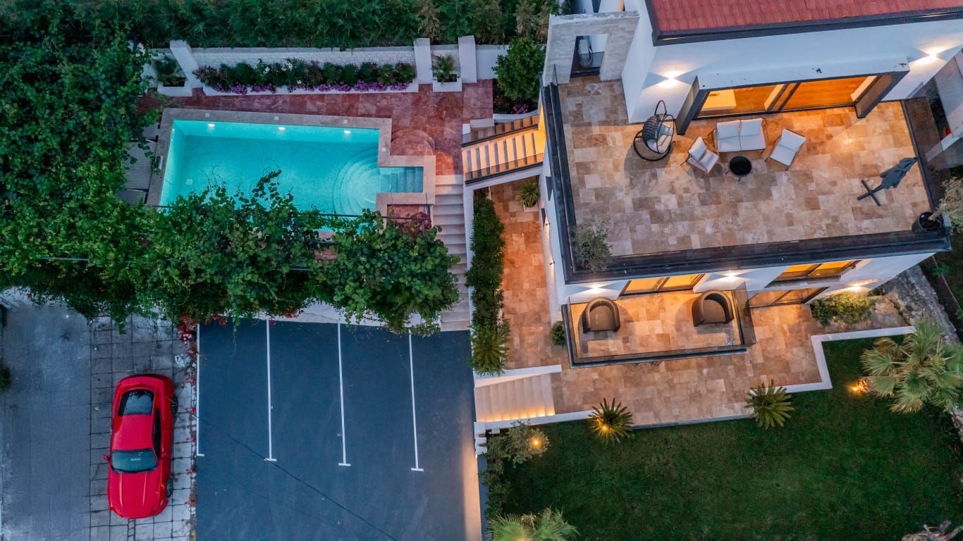 amforaproperty.com/Luksuzna vila od 300 m² sa bazenom i panoramskim pogledom na more na prodaju – Markovići, Budva