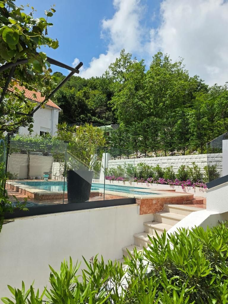 amforaproperty.com/Luksuzna vila od 300 m² sa bazenom i panoramskim pogledom na more na prodaju – Markovići, Budva