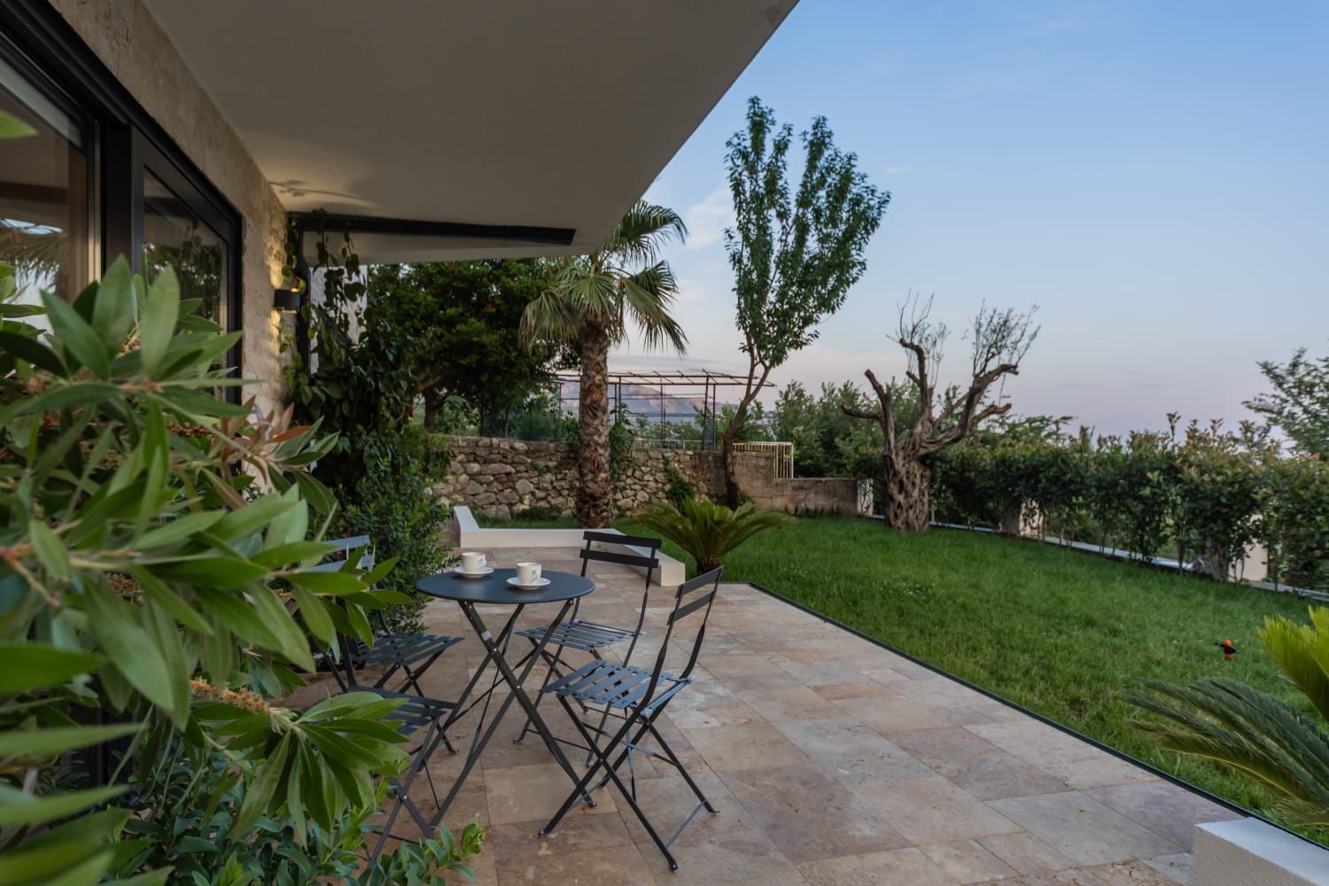 amforaproperty.com/Luksuzna vila od 300 m² sa bazenom i panoramskim pogledom na more na prodaju – Markovići, Budva