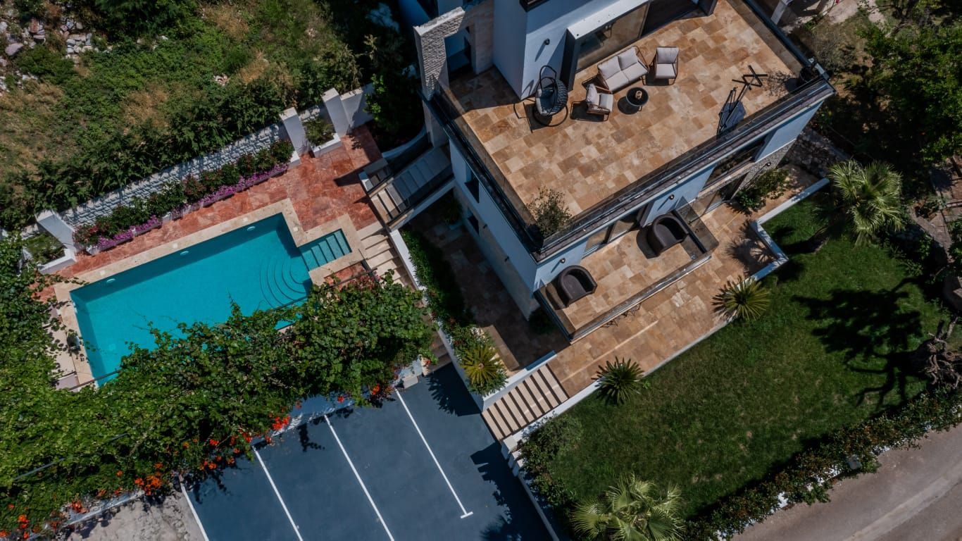 amforaproperty.com/Luksuzna vila od 300 m² sa bazenom i panoramskim pogledom na more na prodaju – Markovići, Budva