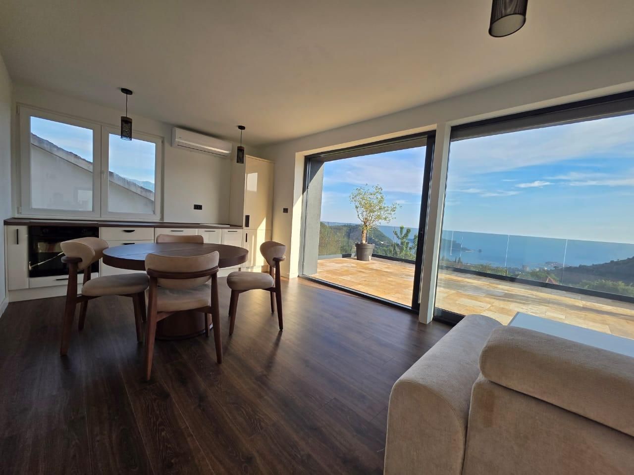 amforaproperty.com/Luksuzna vila od 300 m² sa bazenom i panoramskim pogledom na more na prodaju – Markovići, Budva