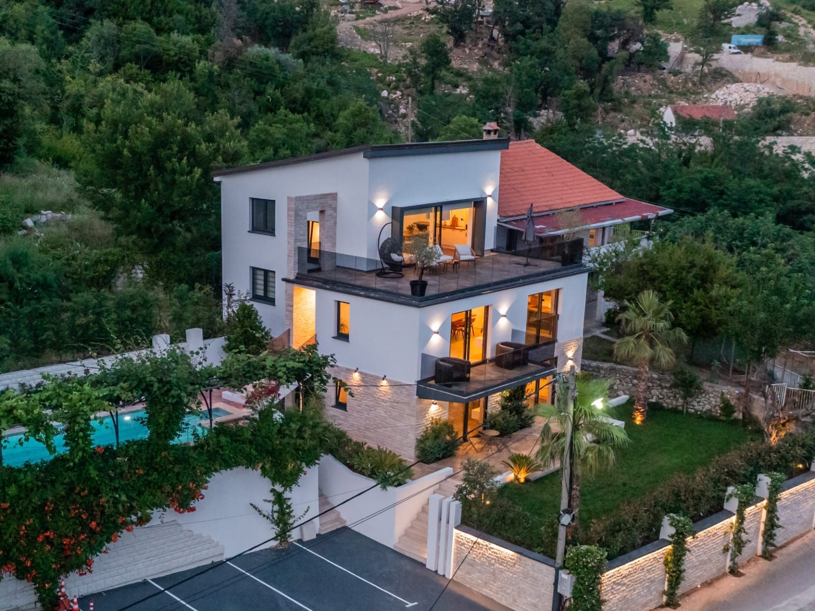amforaproperty.com/Luksuzna vila od 300 m² sa bazenom i panoramskim pogledom na more na prodaju – Markovići, Budva