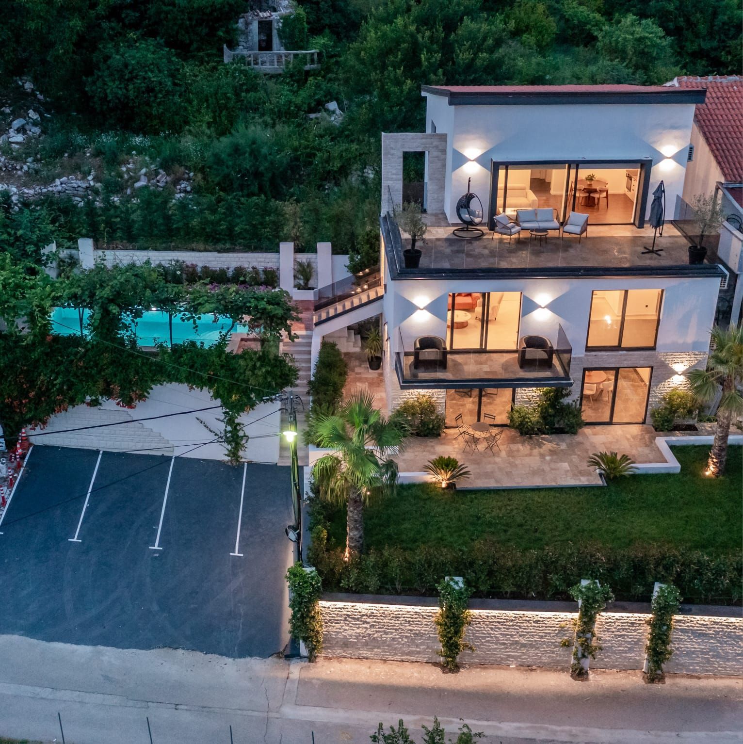 amforaproperty.com/Luksuzna vila od 300 m² sa bazenom i panoramskim pogledom na more na prodaju – Markovići, Budva