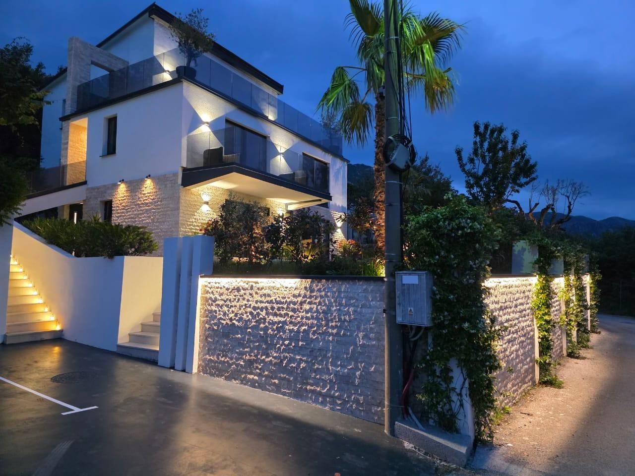 amforaproperty.com/Luksuzna vila od 300 m² sa bazenom i panoramskim pogledom na more na prodaju – Markovići, Budva