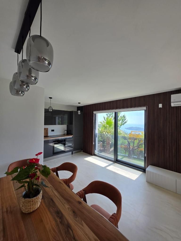 amforaproperty.com/Luksuzna vila od 300 m² sa bazenom i panoramskim pogledom na more na prodaju – Markovići, Budva