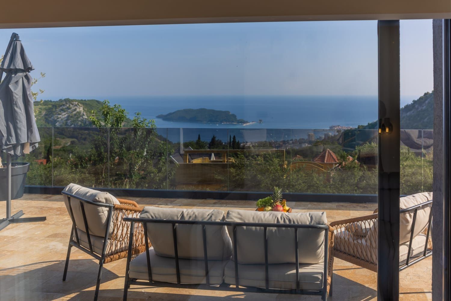 amforaproperty.com/Luksuzna vila od 300 m² sa bazenom i panoramskim pogledom na more na prodaju – Markovići, Budva