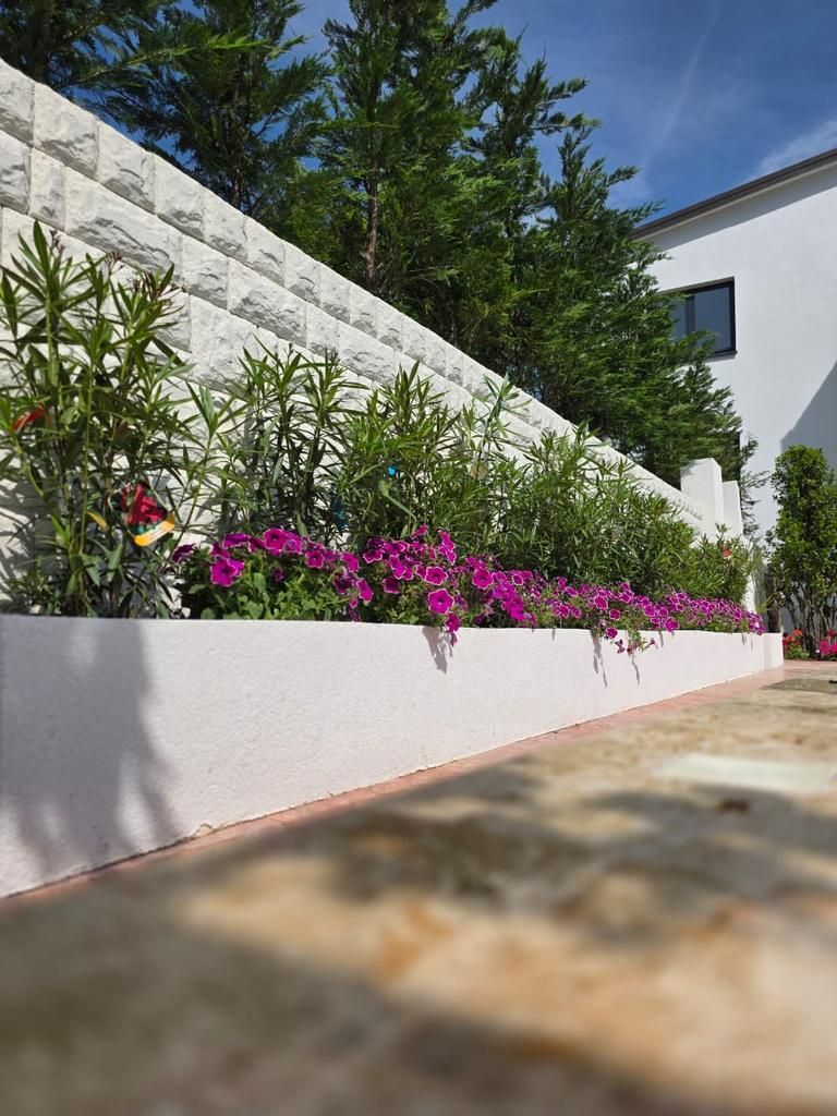 amforaproperty.com/Luksuzna vila od 300 m² sa bazenom i panoramskim pogledom na more na prodaju – Markovići, Budva