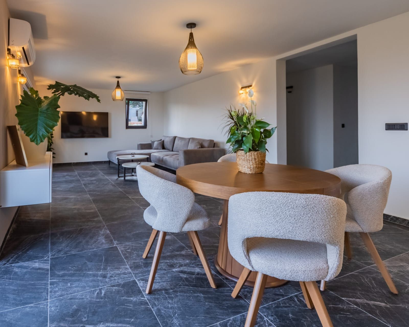 amforaproperty.com/Luksuzna vila od 300 m² sa bazenom i panoramskim pogledom na more na prodaju – Markovići, Budva