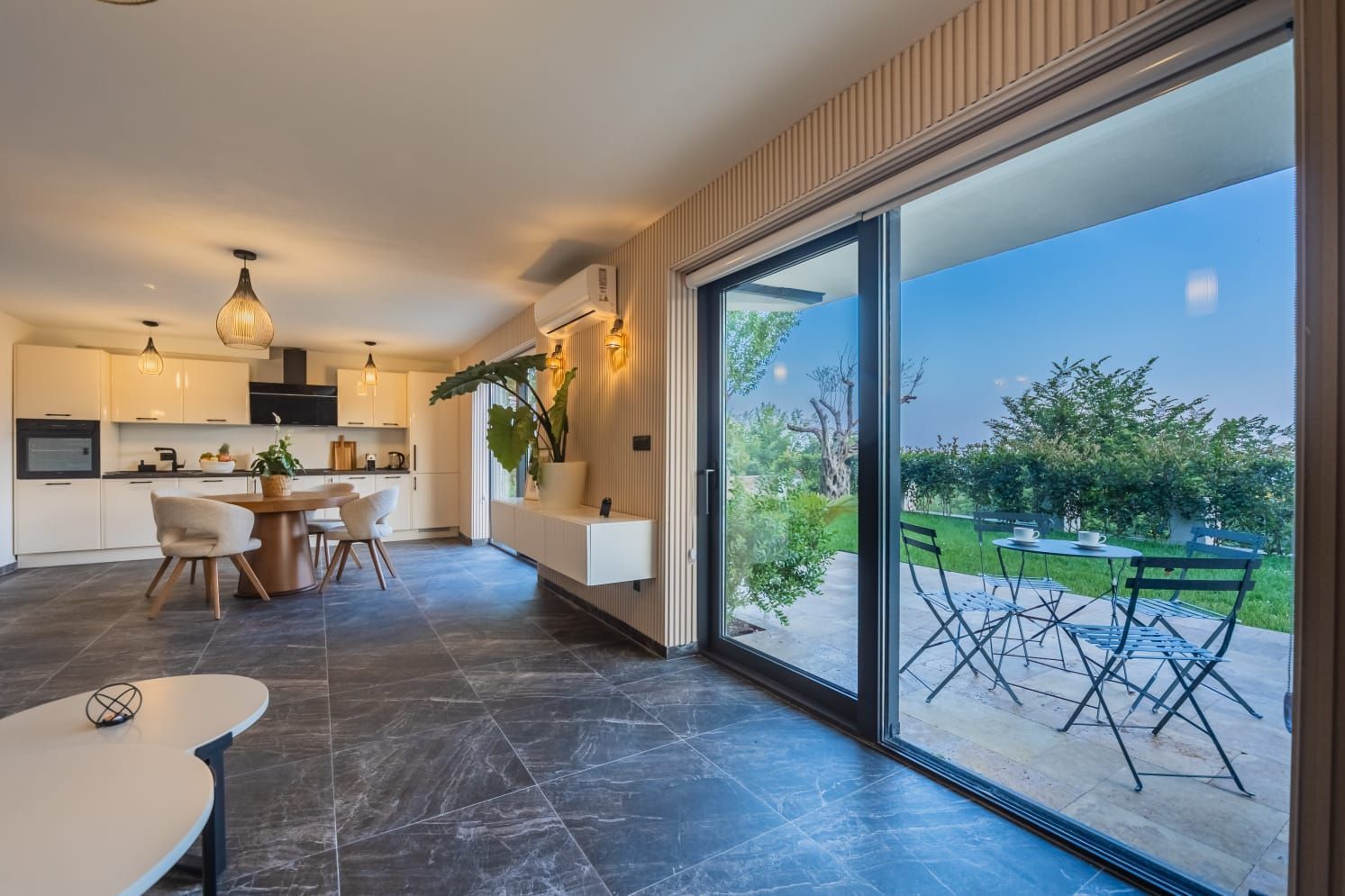 amforaproperty.com/Luksuzna vila od 300 m² sa bazenom i panoramskim pogledom na more na prodaju – Markovići, Budva