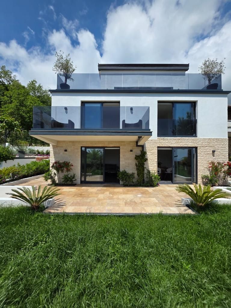 amforaproperty.com/Luksuzna vila od 300 m² sa bazenom i panoramskim pogledom na more na prodaju – Markovići, Budva