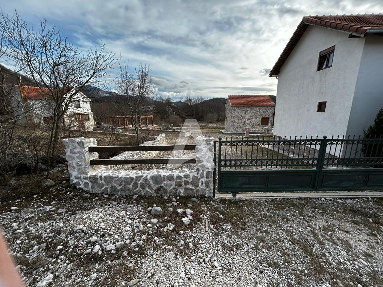 amforaproperty.com/Prodaja imanja sa tri zavrsene kuce kuce,Herceg Novi-Vrbanj