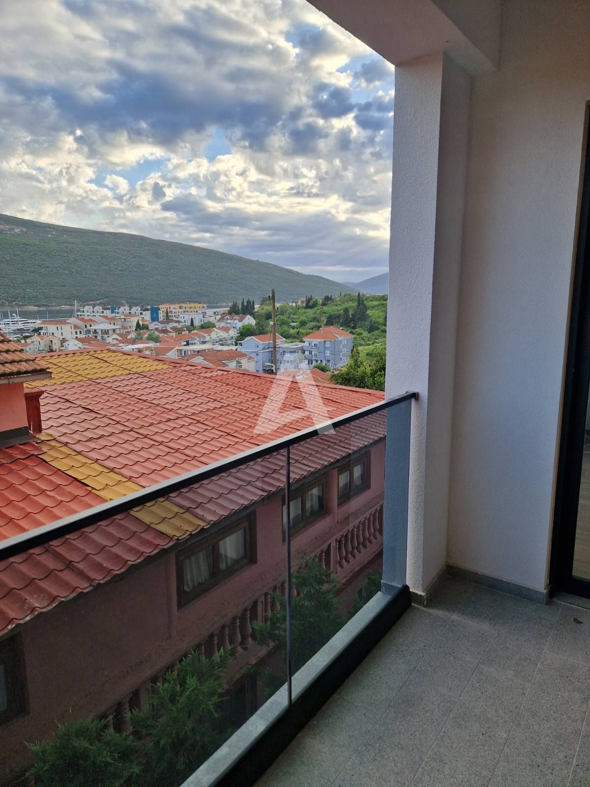 amforaproperty.com/Dvosoban moderno opremljen stan sa pogledom na more,Djenovici-Herceg Novi (na duzi period)