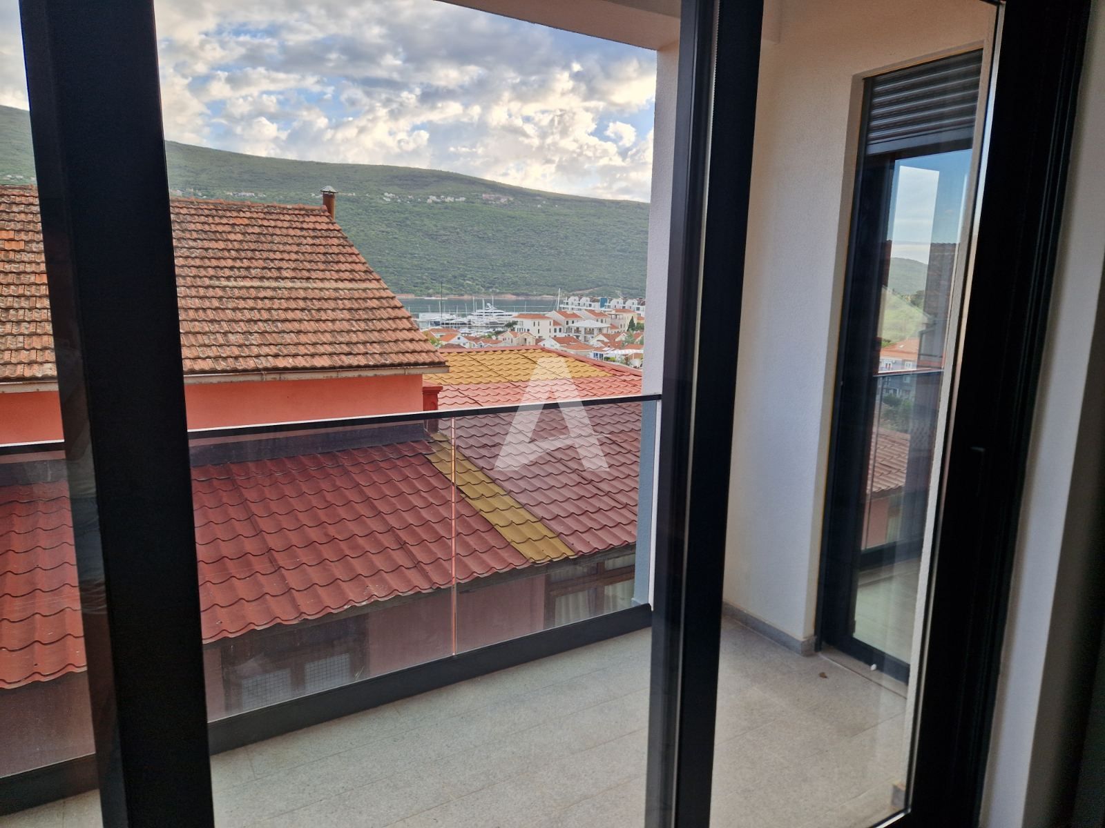 amforaproperty.com/Dvosoban moderno opremljen stan sa pogledom na more,Djenovici-Herceg Novi (na duzi period)