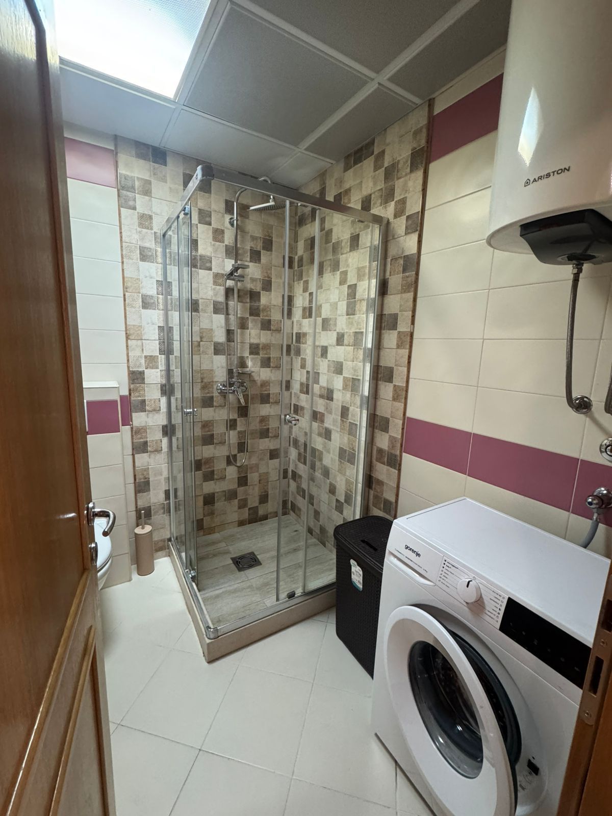 Izdavanje,namešten jednosoban stan kod autobuske stanice  sa parking mestom – Budva, Rozino (na duži period) - Amfora Real Estate