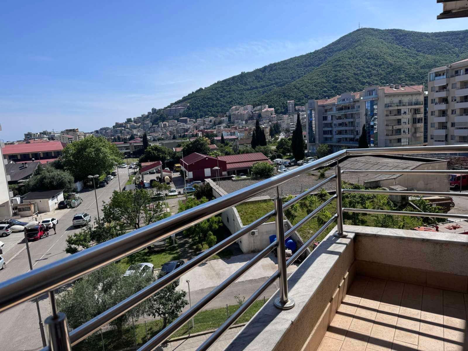 Izdavanje,namešten jednosoban stan kod autobuske stanice  sa parking mestom – Budva, Rozino (na duži period) - Amfora Real Estate