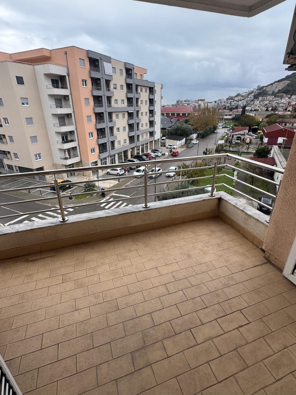 Izdavanje,namešten jednosoban stan kod autobuske stanice  sa parking mestom – Budva, Rozino (na duži period) - Amfora Real Estate