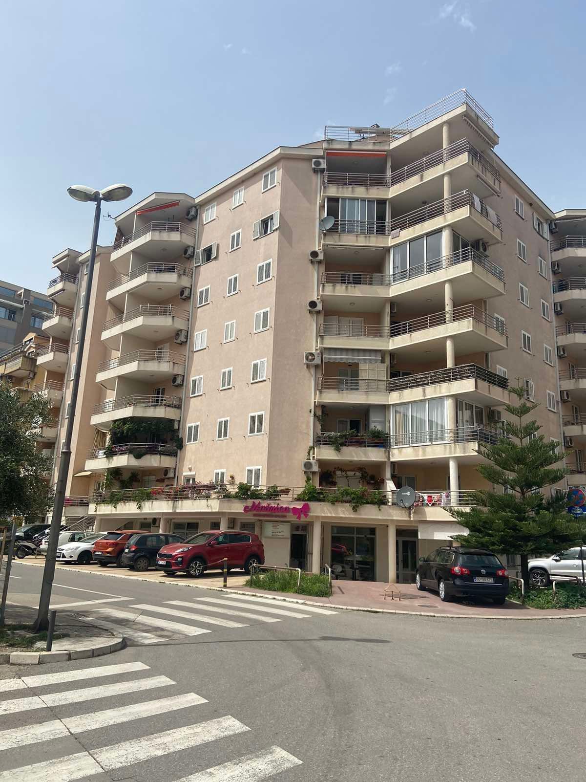 Izdavanje,namešten jednosoban stan kod autobuske stanice  sa parking mestom – Budva, Rozino (na duži period) - Amfora Real Estate