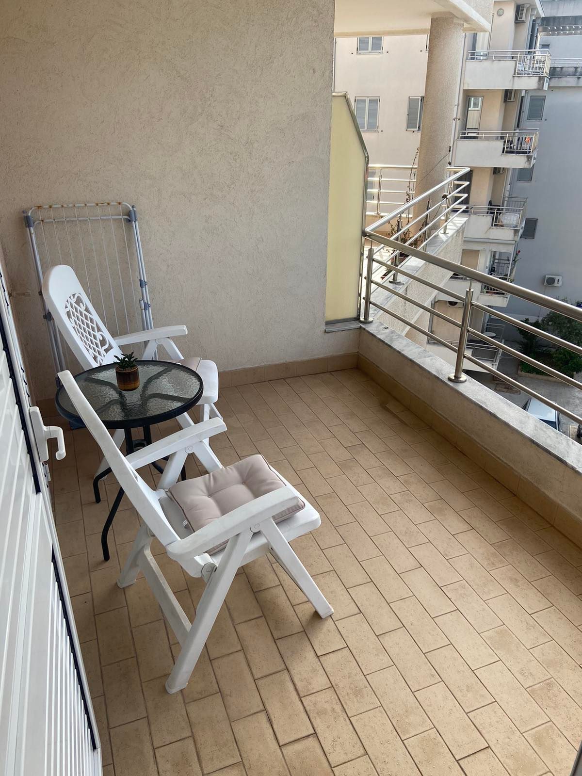 Izdavanje,namešten jednosoban stan kod autobuske stanice  sa parking mestom – Budva, Rozino (na duži period) - Amfora Real Estate