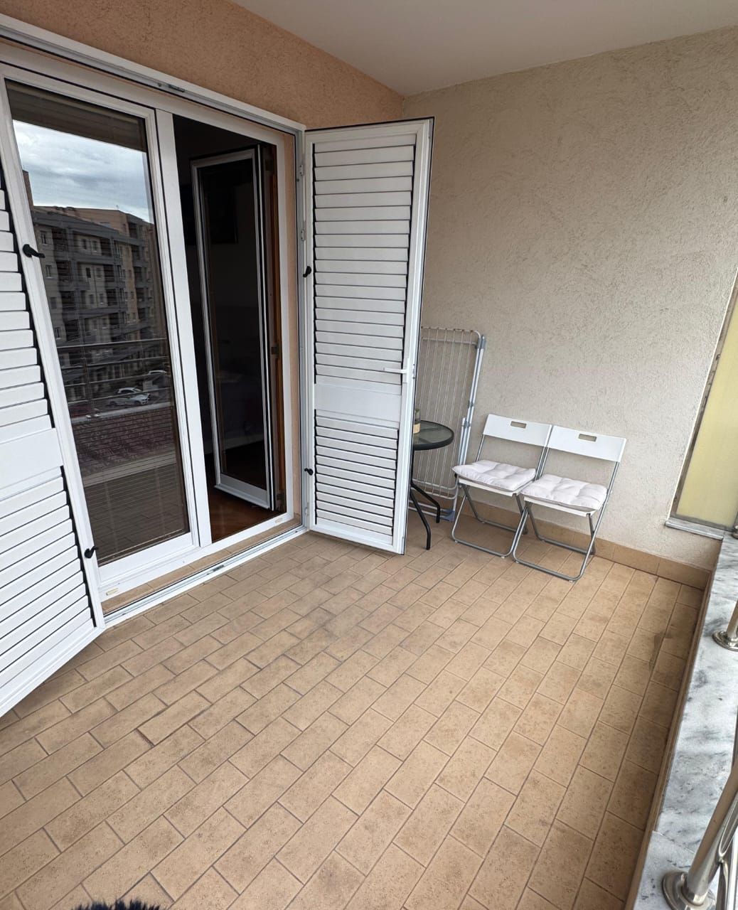 Izdavanje,namešten jednosoban stan kod autobuske stanice  sa parking mestom – Budva, Rozino (na duži period) - Amfora Real Estate