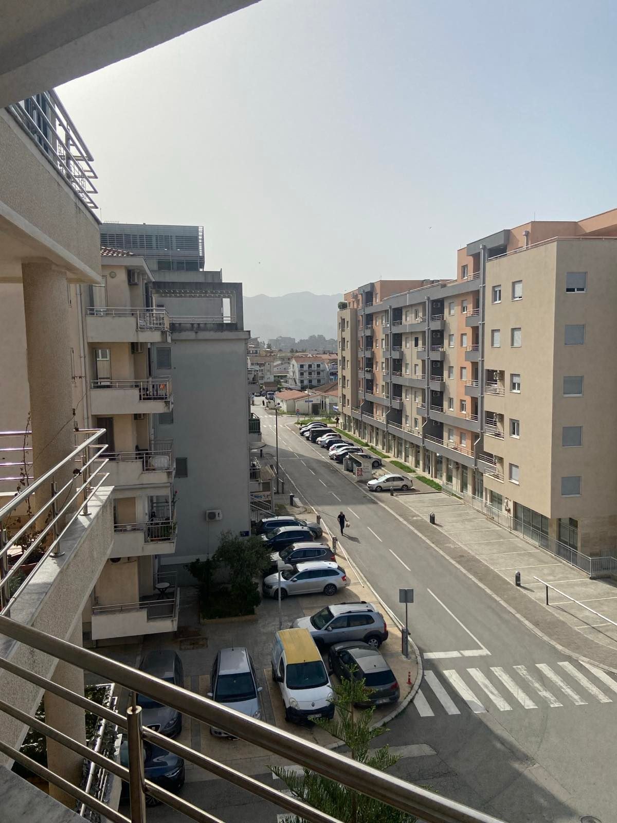 Izdavanje,namešten jednosoban stan kod autobuske stanice  sa parking mestom – Budva, Rozino (na duži period) - Amfora Real Estate